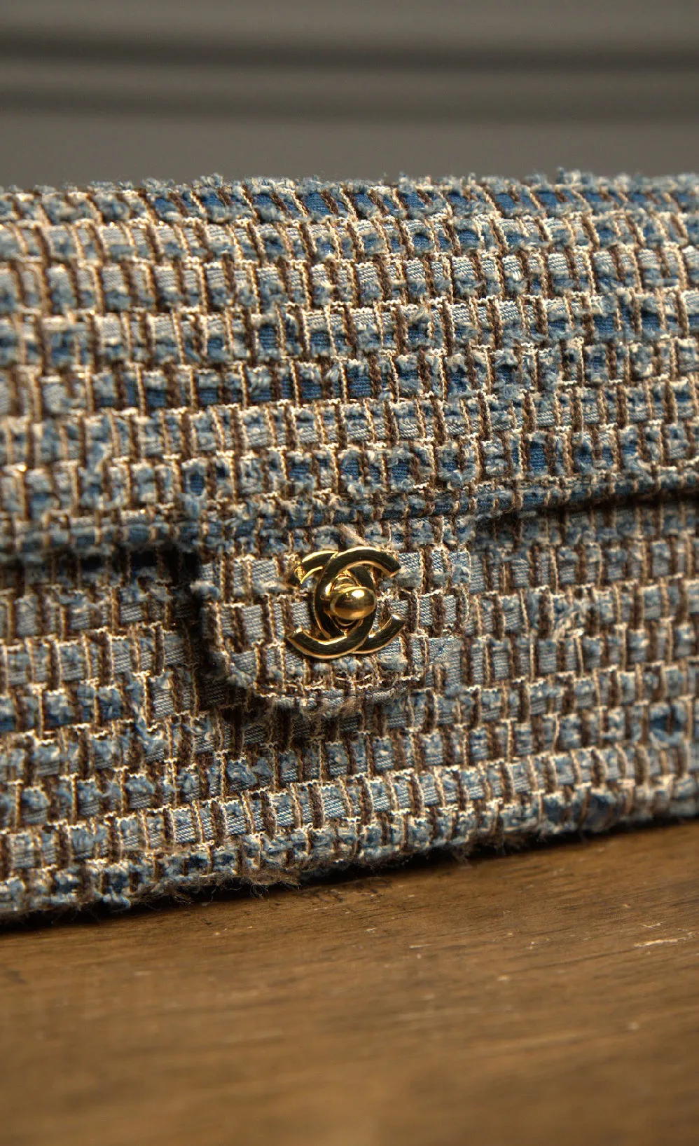 Chanel tweed Baguette 2